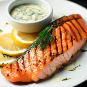 레몬 딜 소스를 곁들인 구운 연어