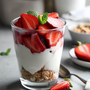 신선한 딸기를 곁들인 그릭 요거트 파르페
